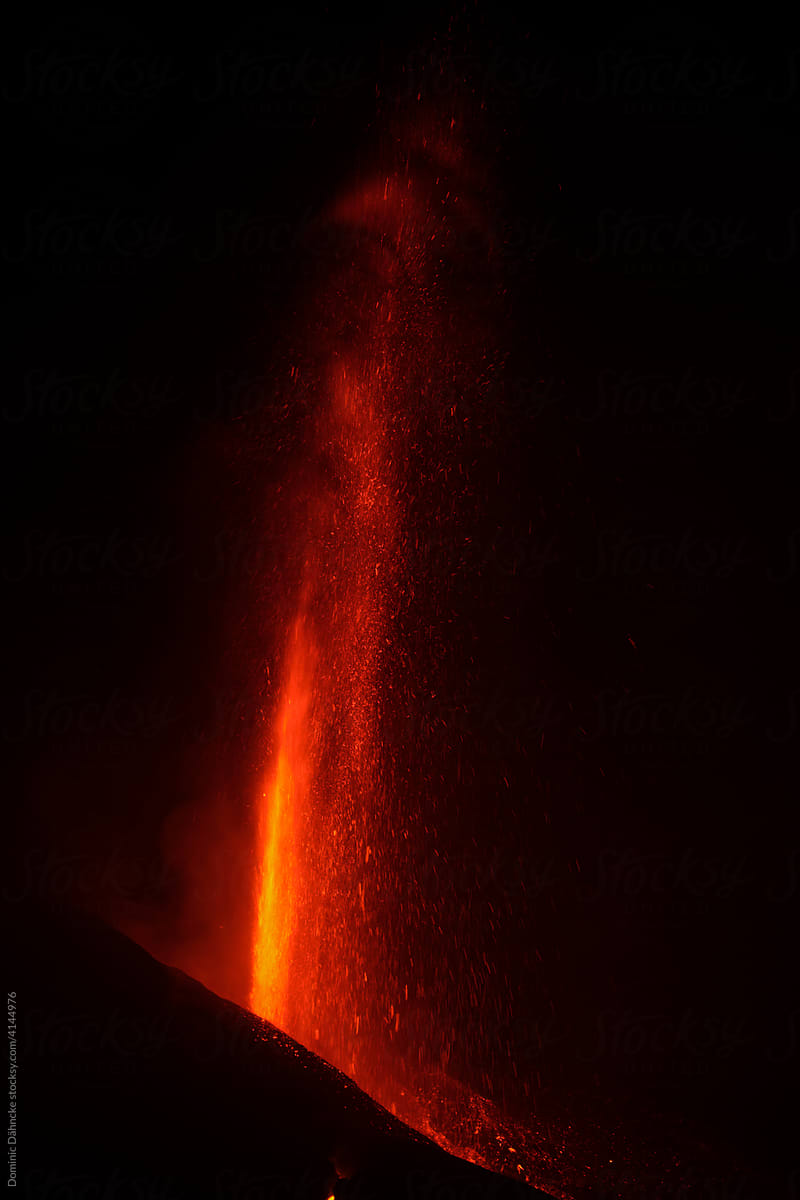 The La Palma volcano at night