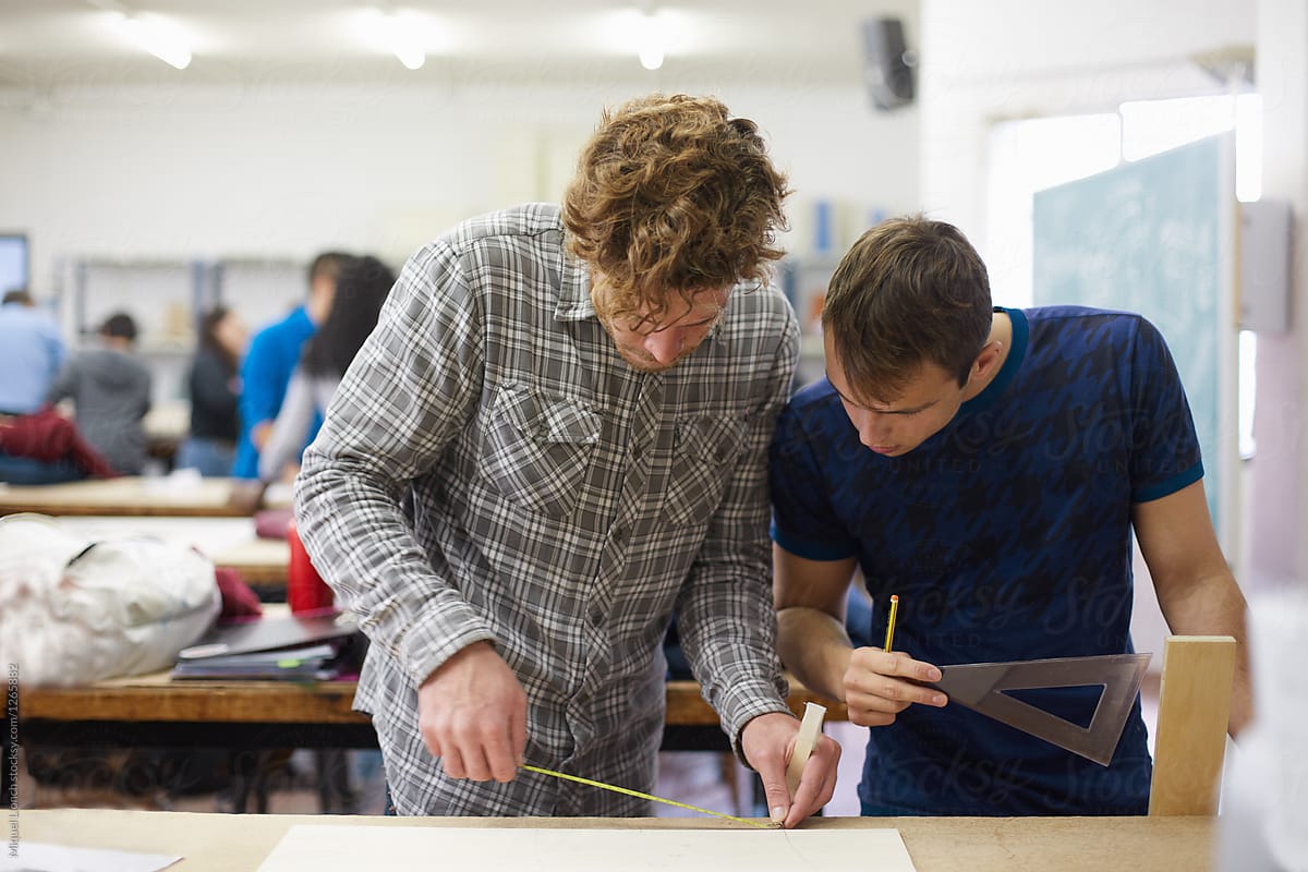 Two fellow students measuring a project for the engineering degree