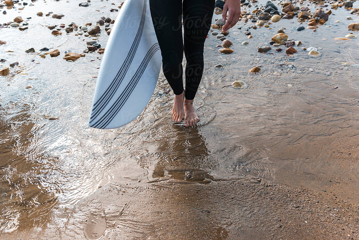 Barefoot surfer going surfing