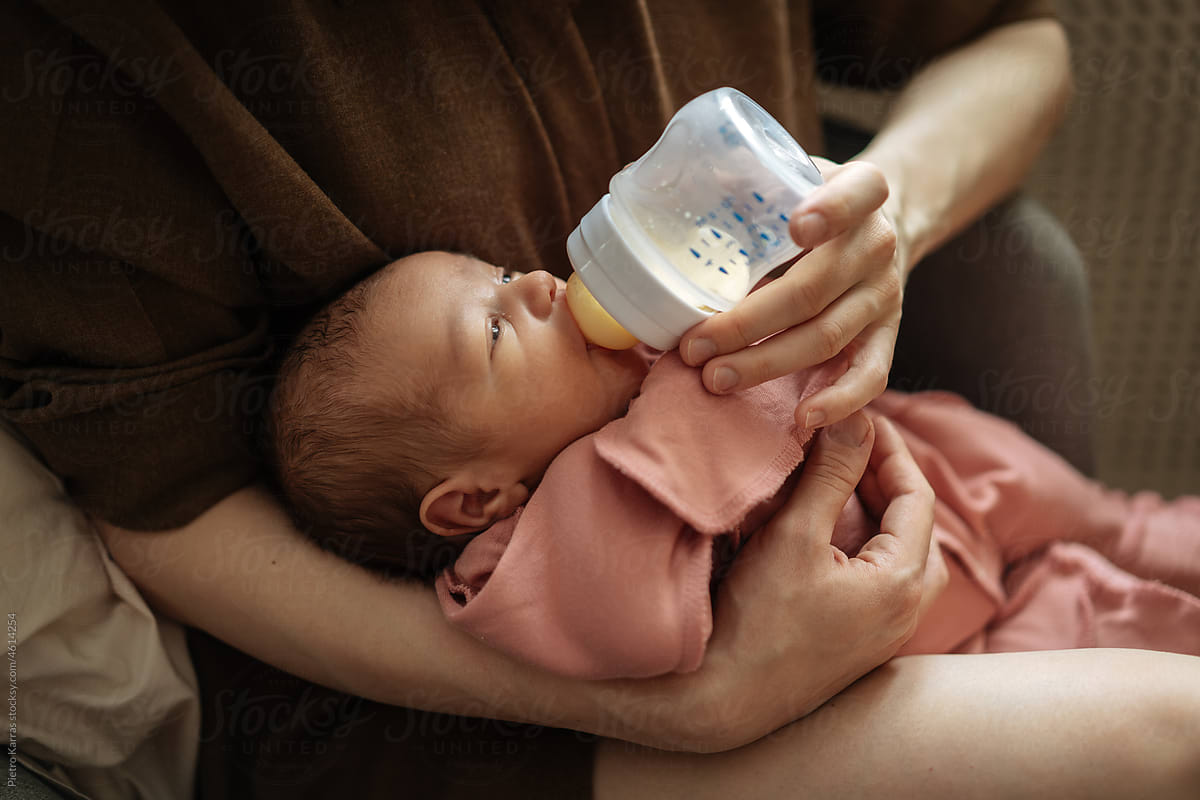 Feeding newborn with formula