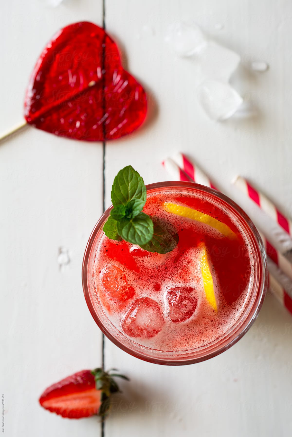 Strawberry lemonade for Valentine\'s day