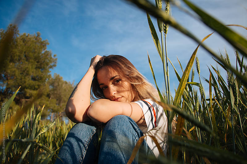 Relaxed woman sitting in the field