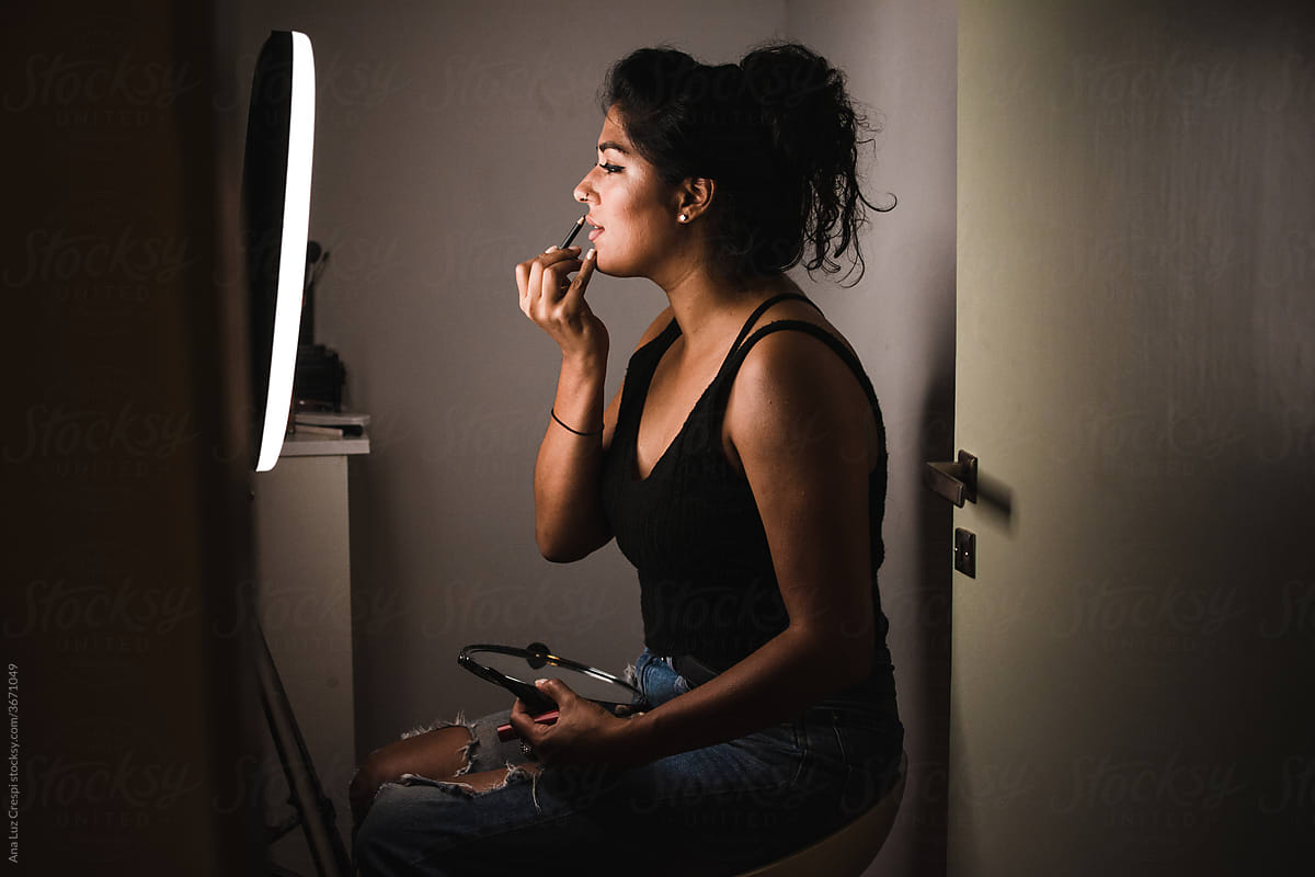Woman teaching make up online