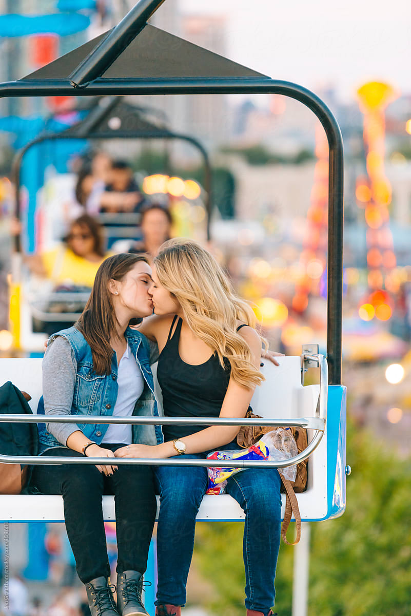 Women Kissing On Carnival Ride Del Colaborador De Stocksy Jen Grantham Stocksy 