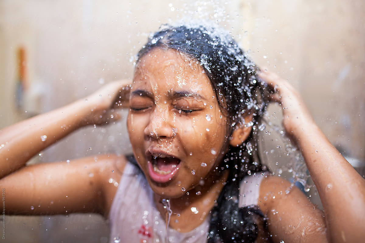 A Girl Enjoy Shower Bath In Summertimeindia Del Colaborador De