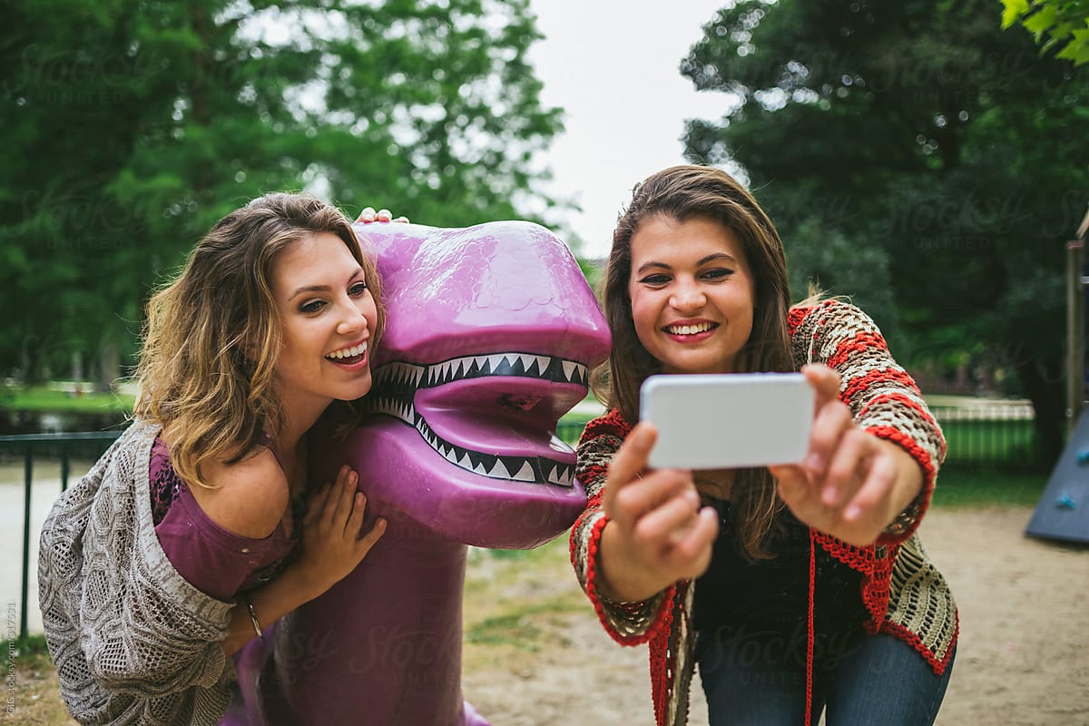 Friends Taking A Selfie With A T Rex In The Park Del Colaborador De 