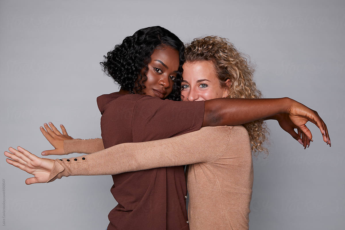 Two Women Hugging Each Other Del Colaborador De Stocksy Leire Cavia Stocksy 