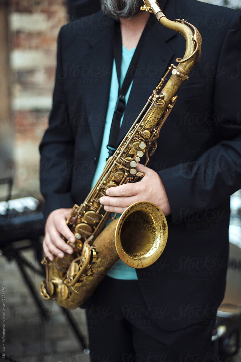 male hands playing a saxophone
