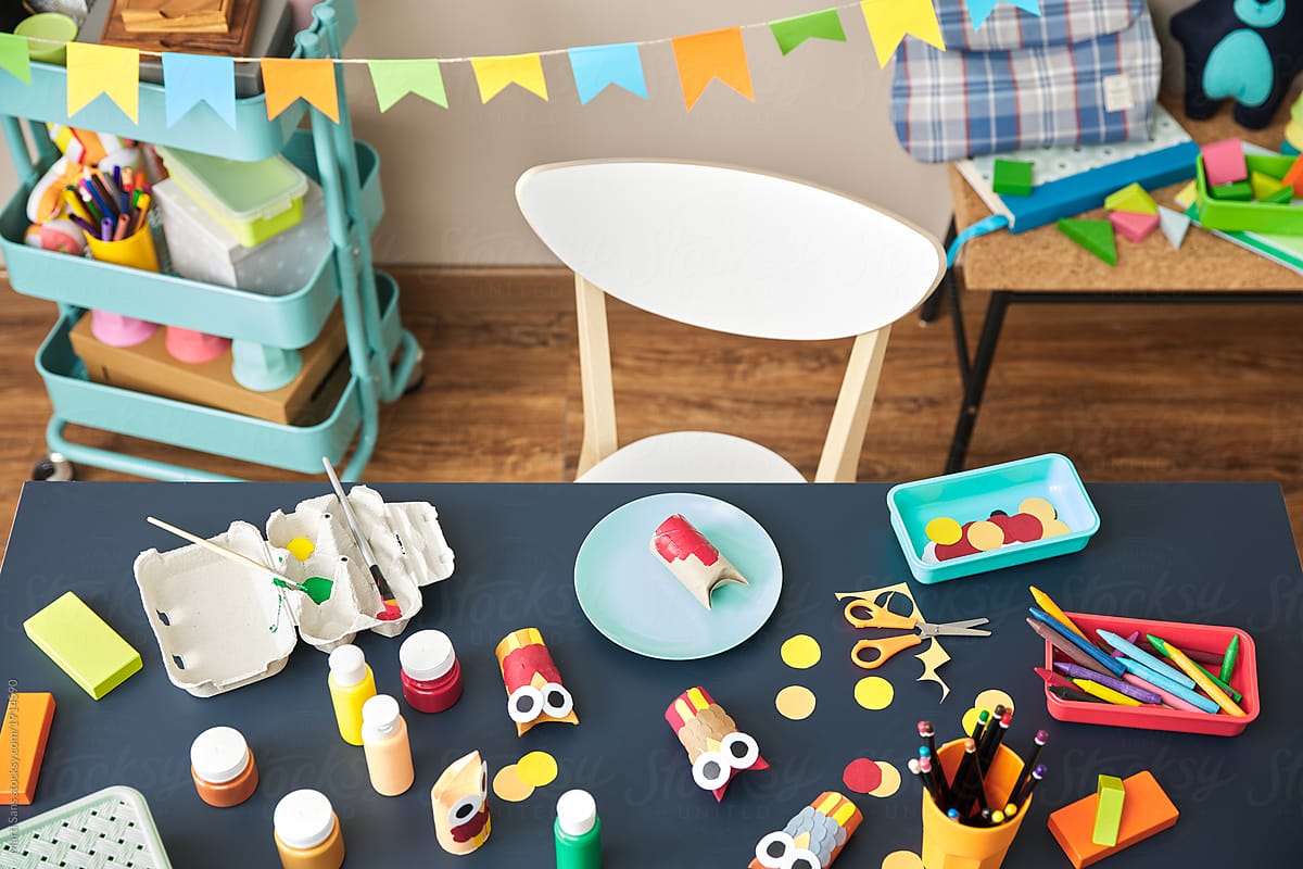 Kid\'s table with tools for painting.