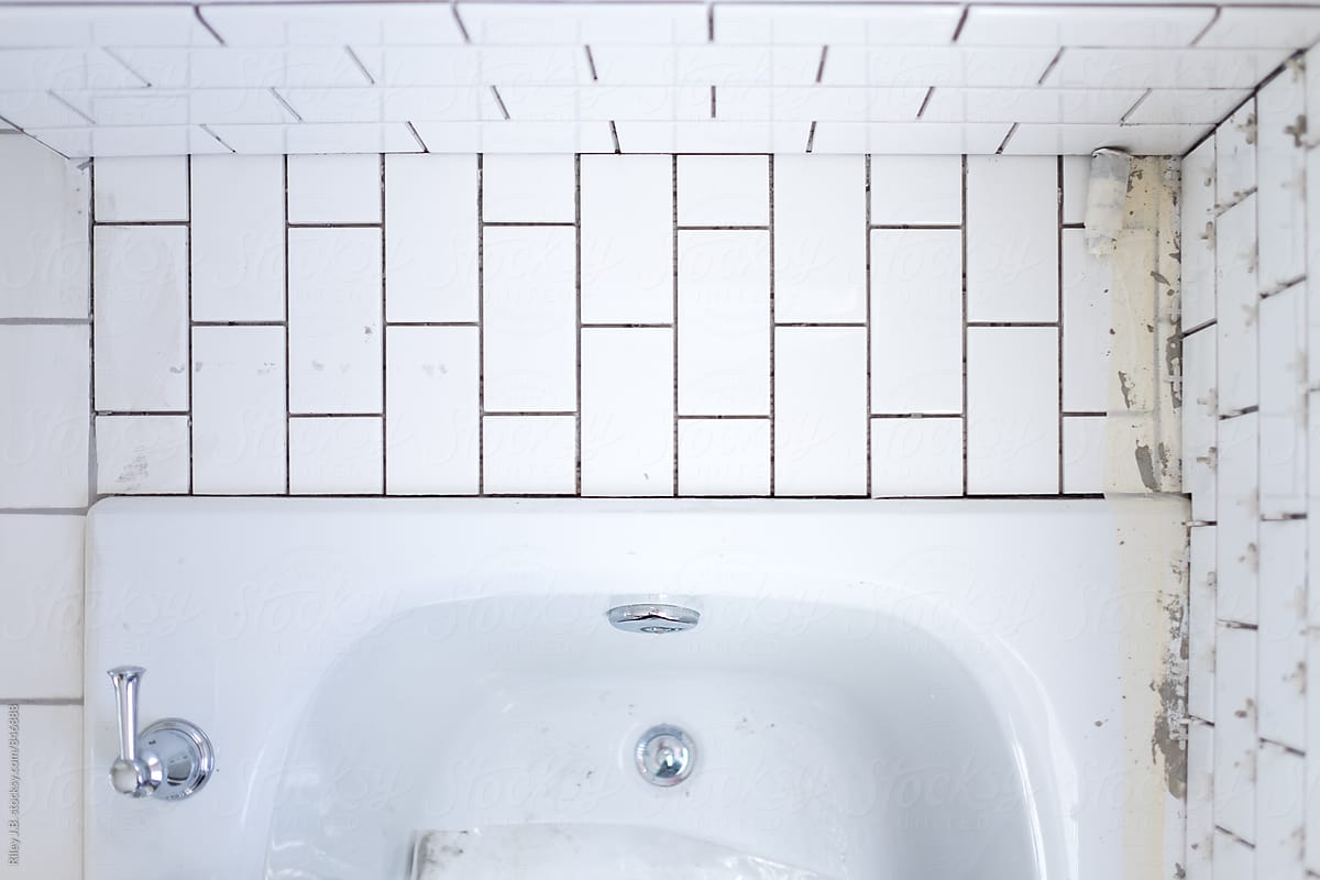 A newly tiled bathtub surround awaiting grout
