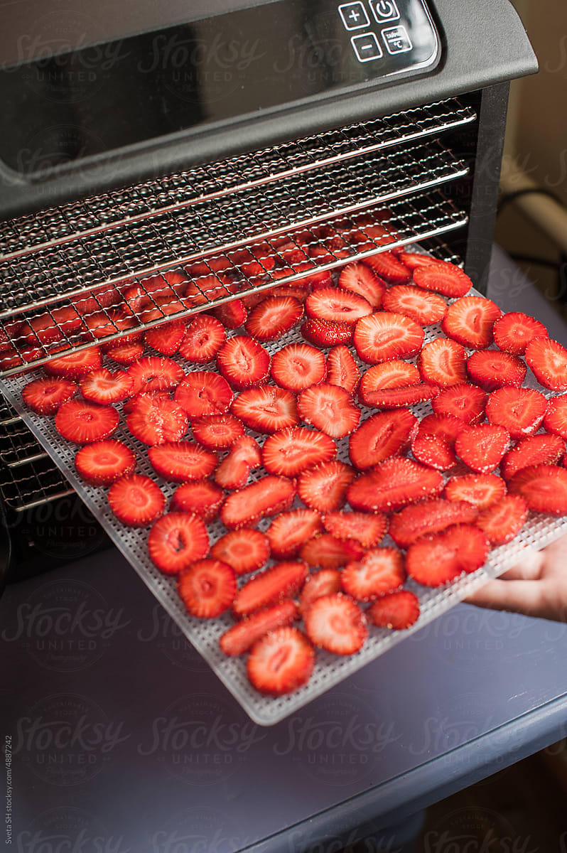 The  pallet with sliced strawberries
