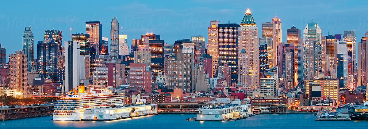 USA, New York City, Manhattan,  panoramic view of Mid town Manhattan across the Hudson River