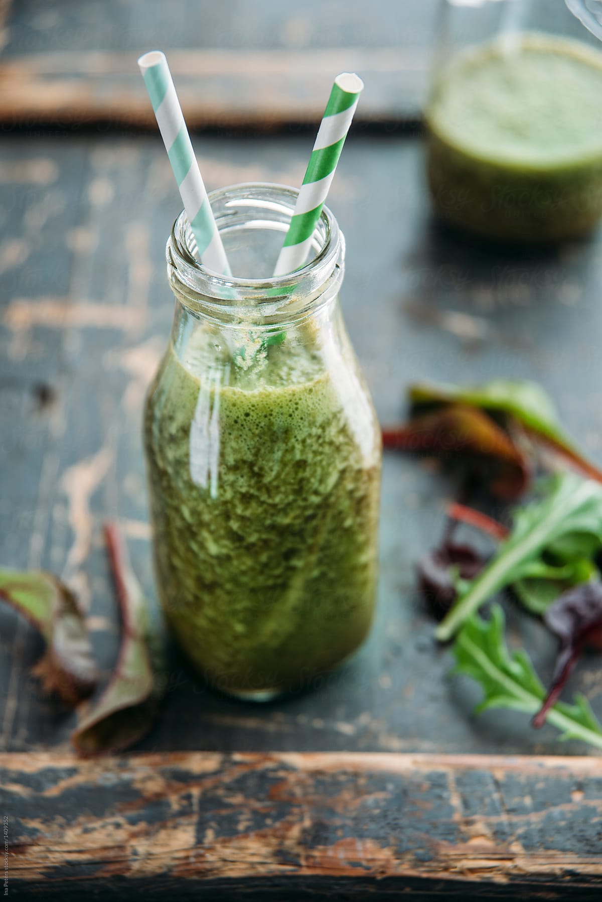 Drimk: green wild salad smoothie with apple juice banana and gin