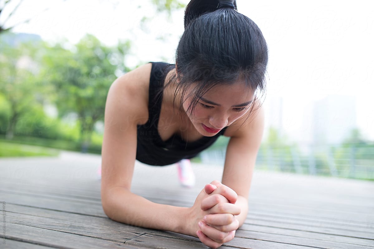 Foto de Fitness woman doing exercises in nature. Girl doing