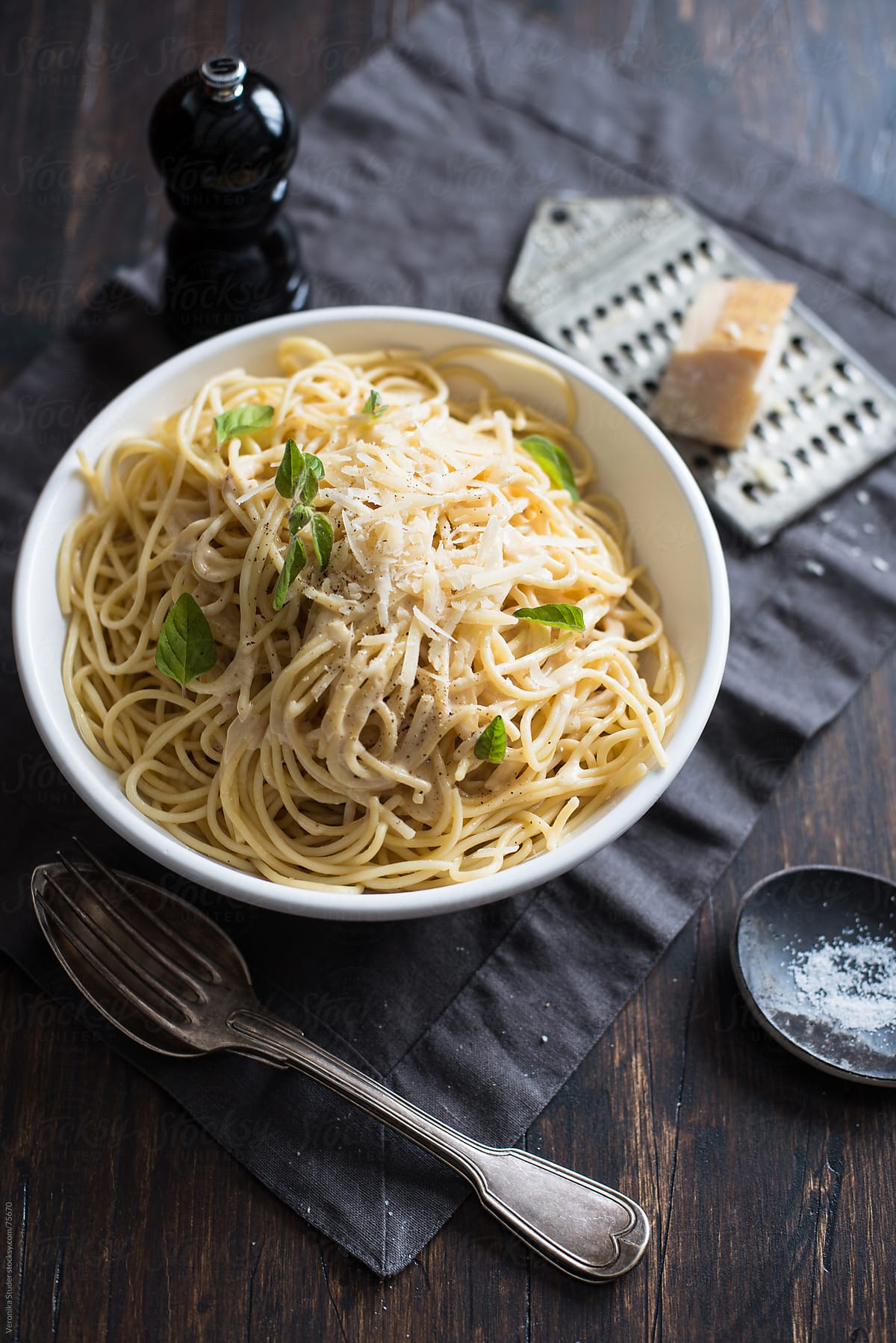 Spaghetti with roasted garlic