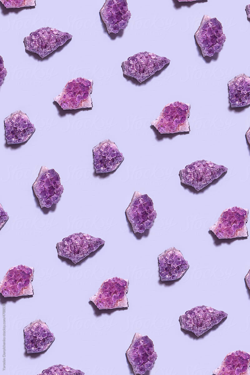 Seamless pattern of magic amethyst gems
