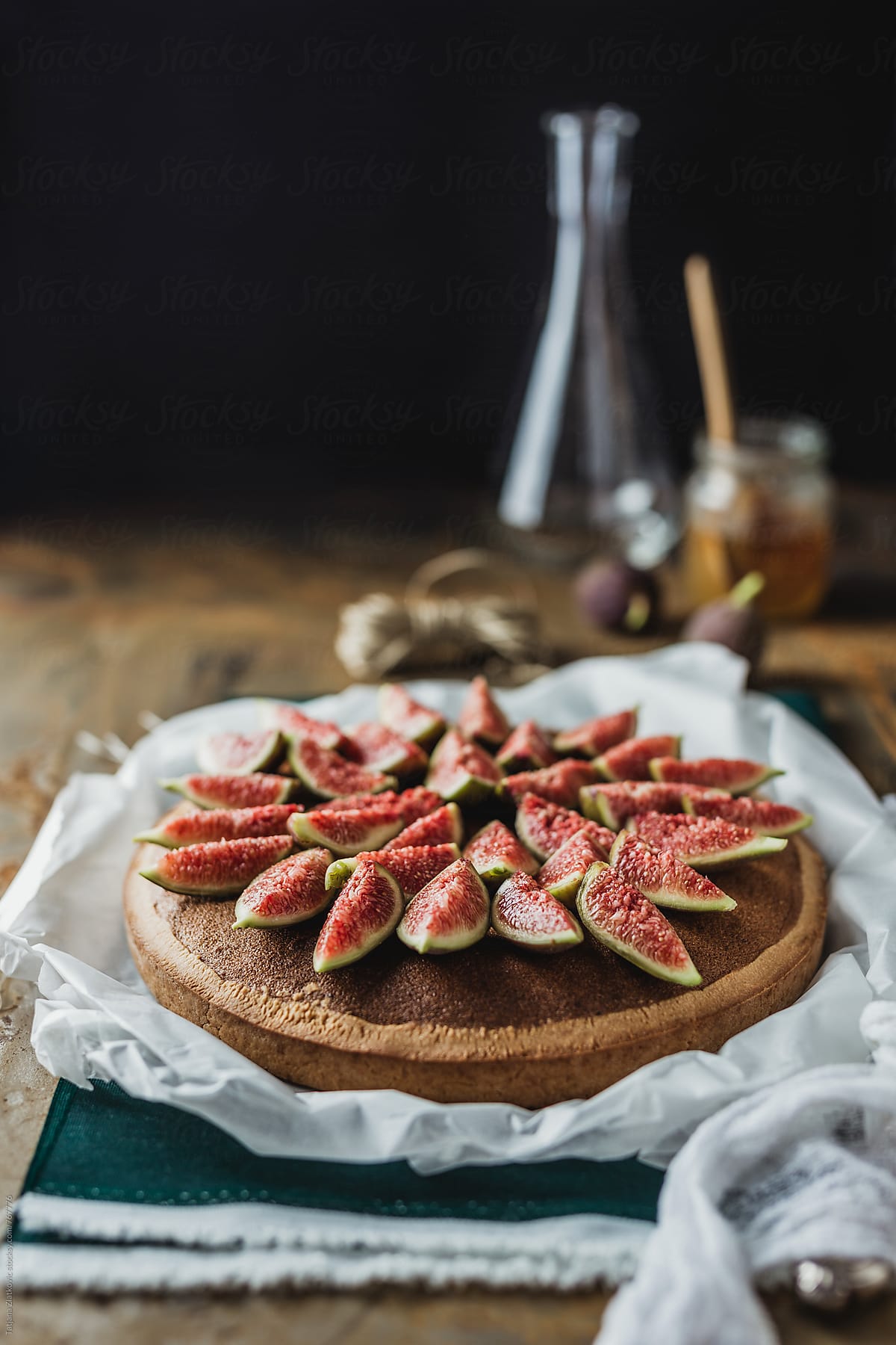 Fig tart with honey and hazelnuts