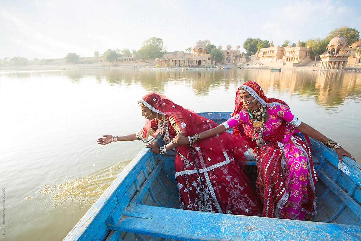 Rajasthani women at the lake in the desert. Rajasthan. India