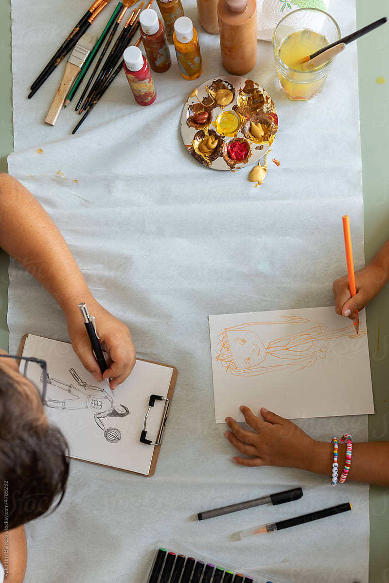 Kids drawing in art classes
