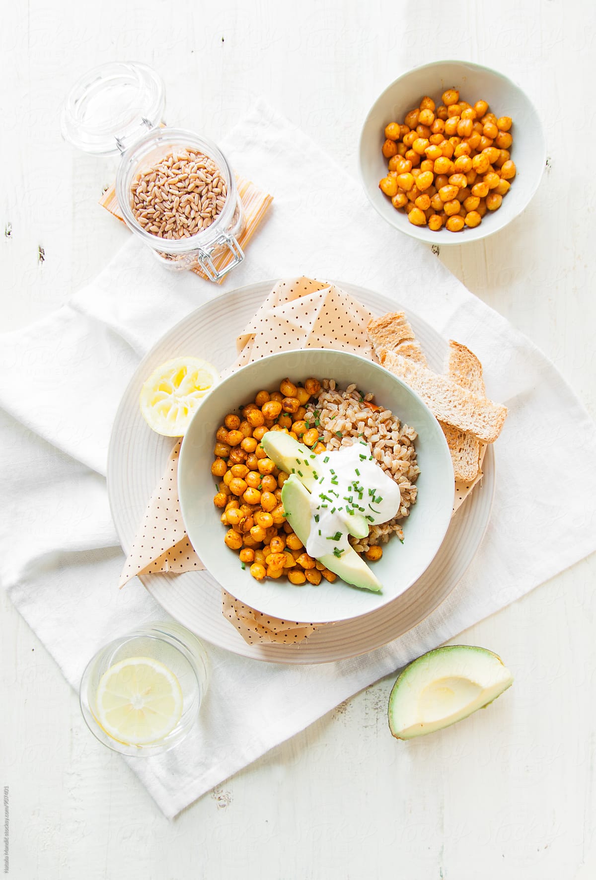 Spelt, chickpeas and avocado bowl with yogurt sauce