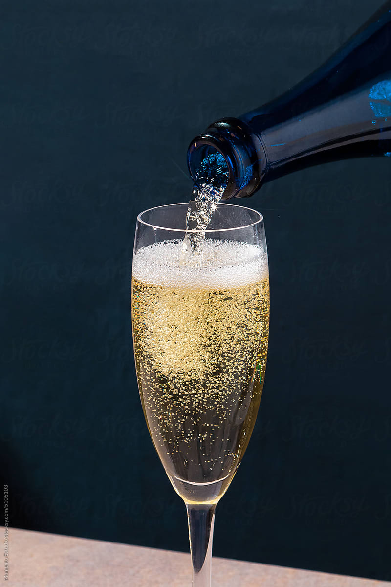 champagne pouring detail