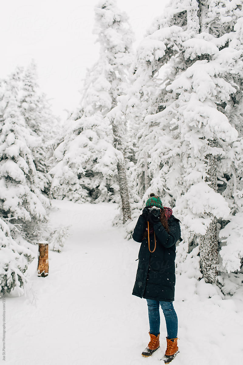 «Young Girl Taking Photos In Snow» del colaborador de Stocksy «Joe St ...