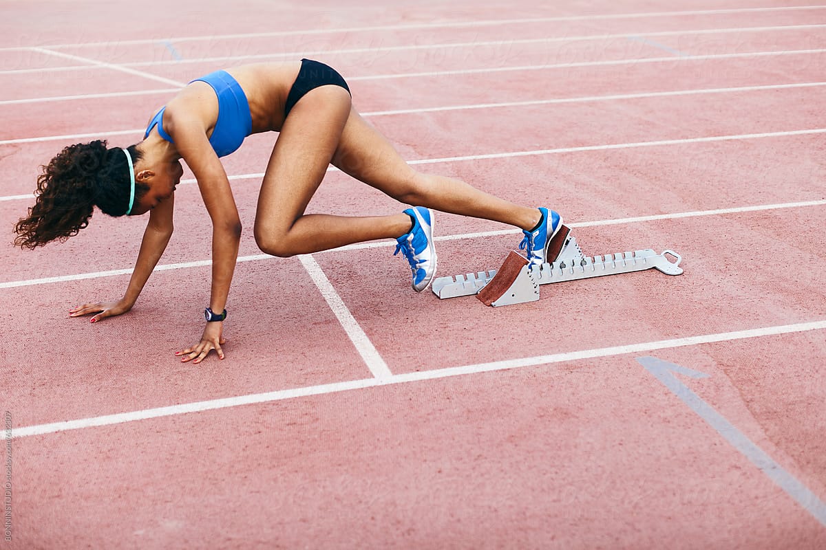 Foto de Full length of African American female athlete at starting