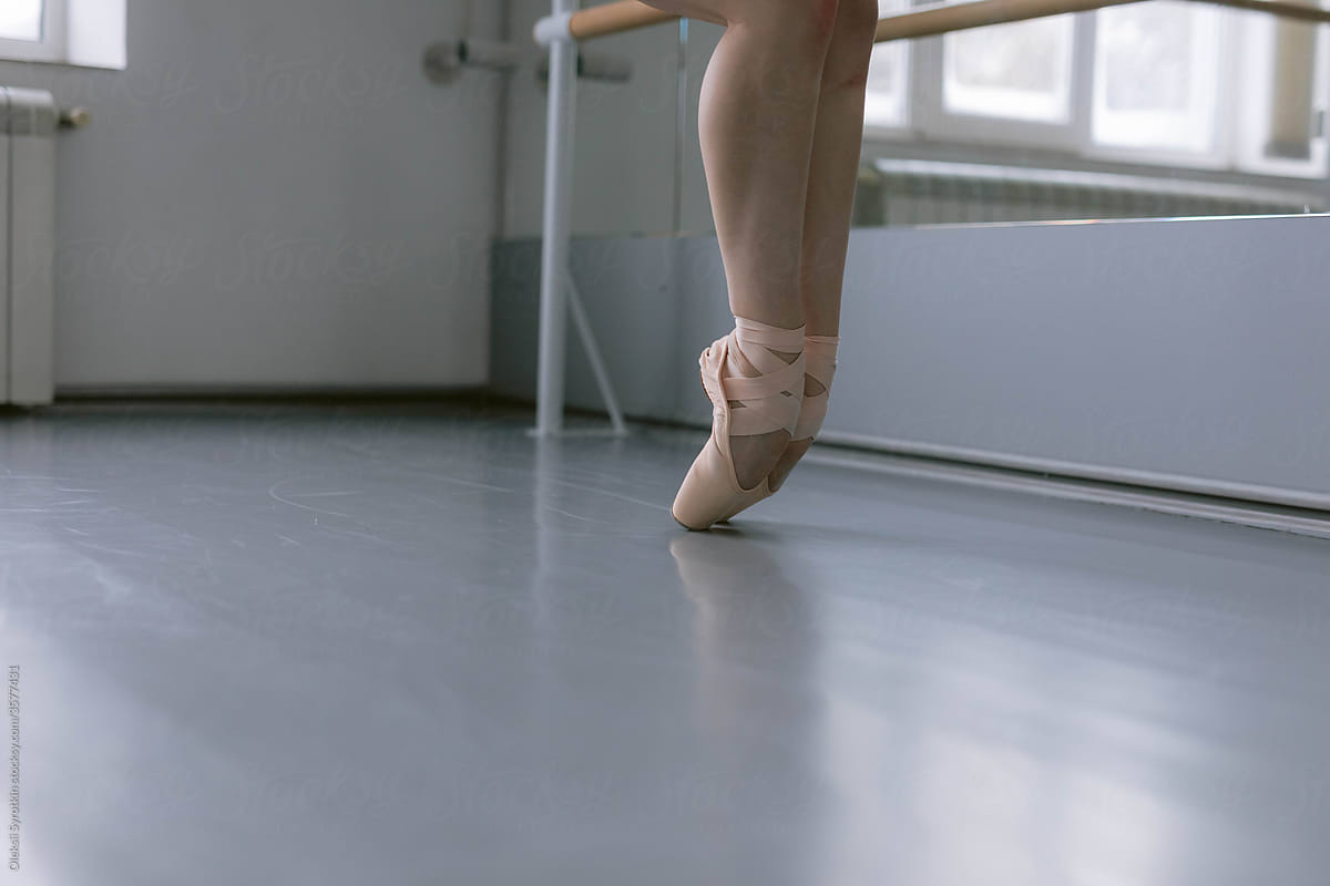 Ballet dancer preparing to perfrormance