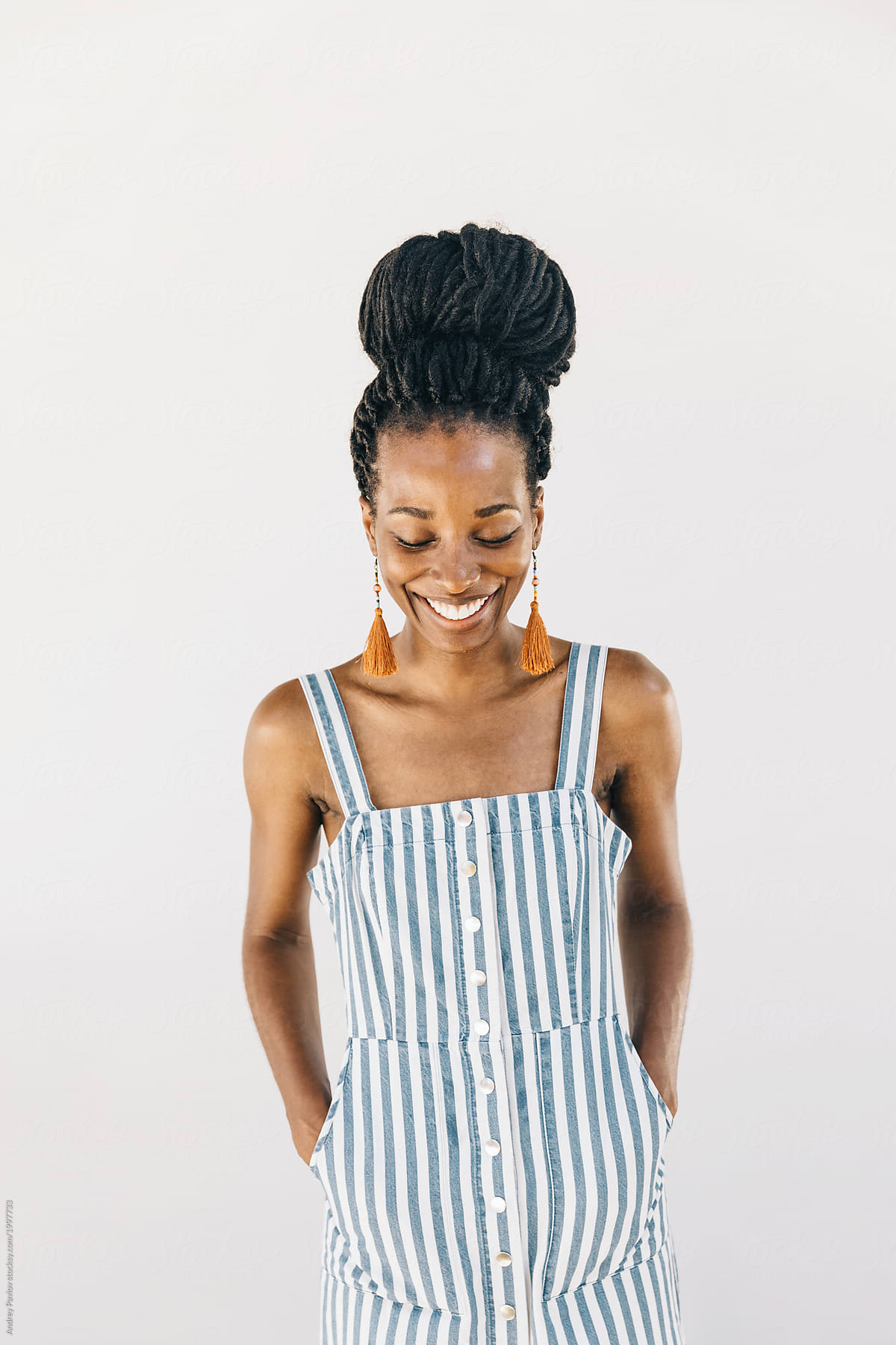 «Beautiful African American Woman Smiling» del colaborador de Stocksy ...