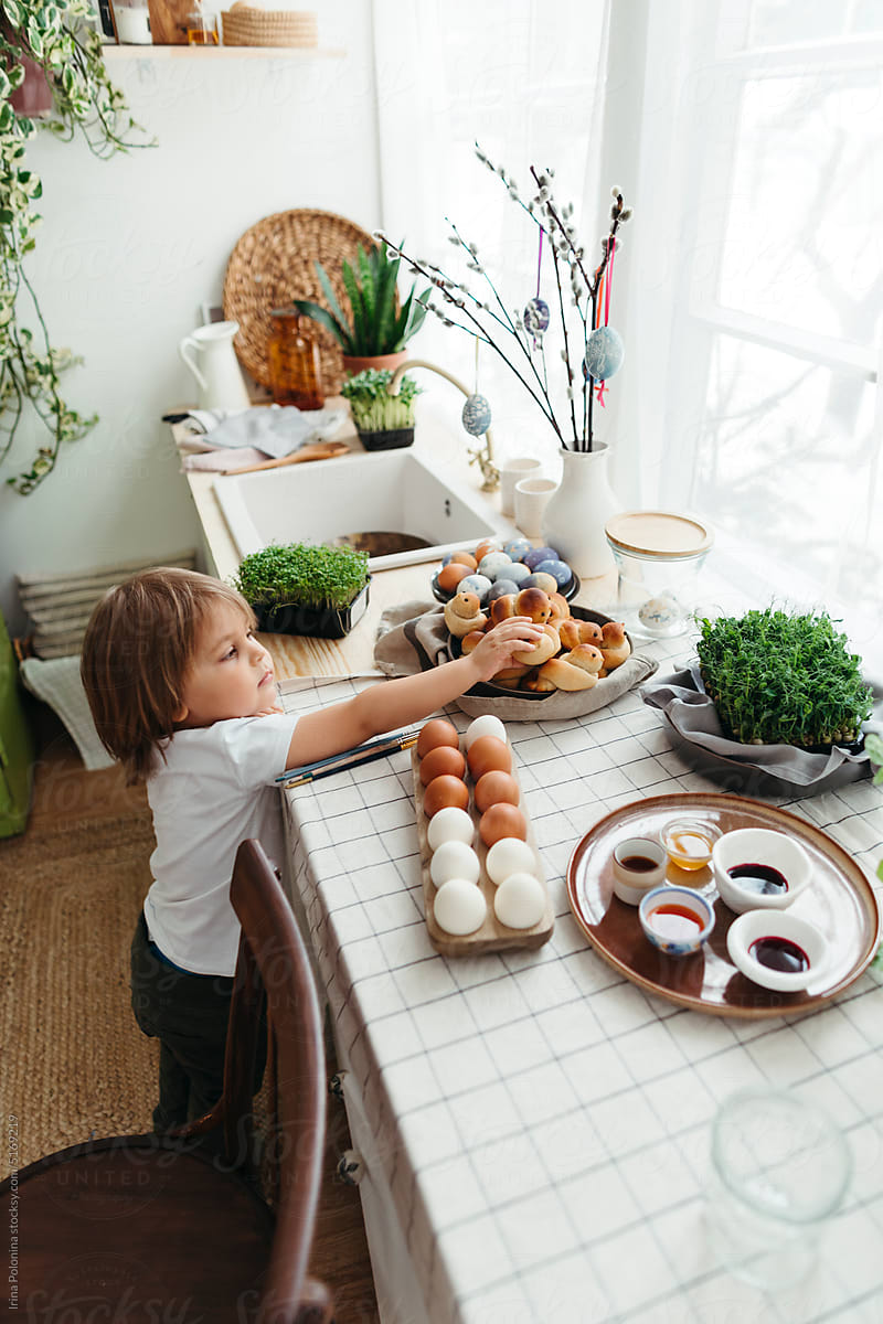 Kid next Easter dining able with decorations.