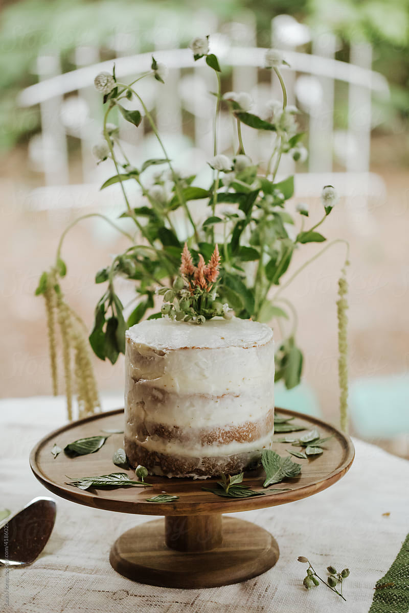 Pretty Wedding Cake on Cake Stand