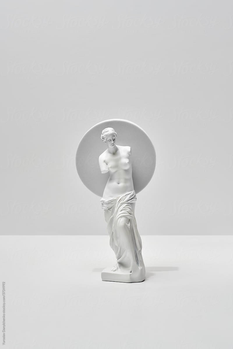 Statue of Venus de Milo with circle