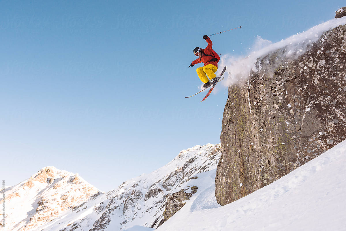 «Extreme Skier Jumping From A High Cliff» del colaborador de Stocksy ...