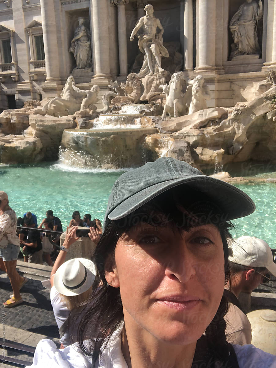 UGC selfie with Fontana di Trevi in Roma