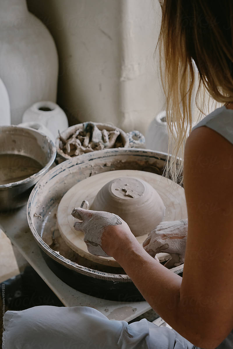 A female ceramist sculpts a plate