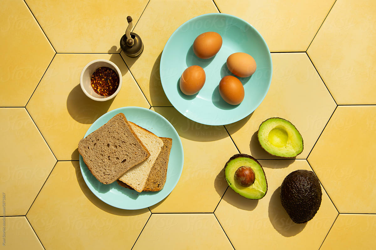 Guacamole and egg breakfast