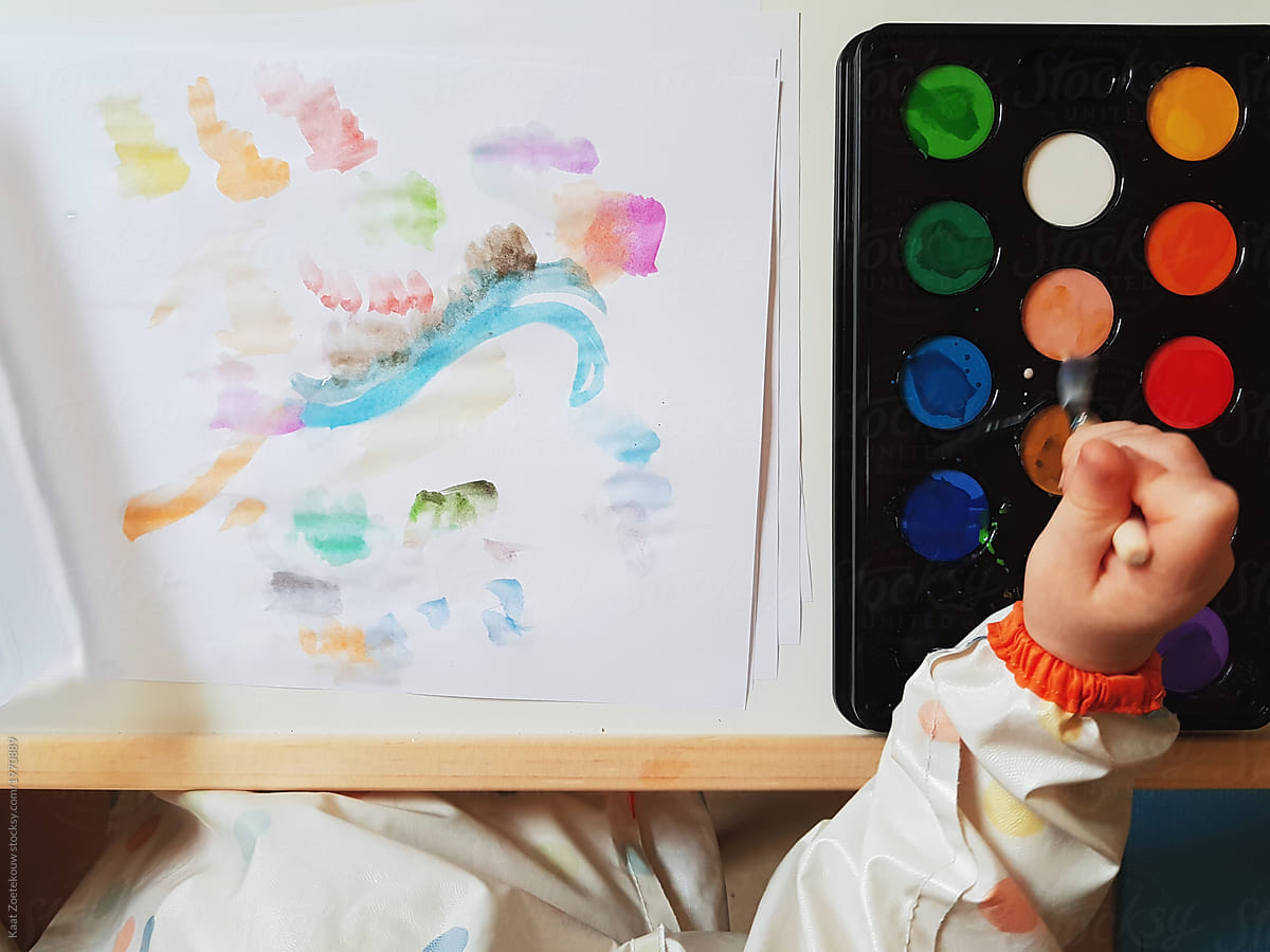 Toddler watercolors for the first time, with her mom\'s help.