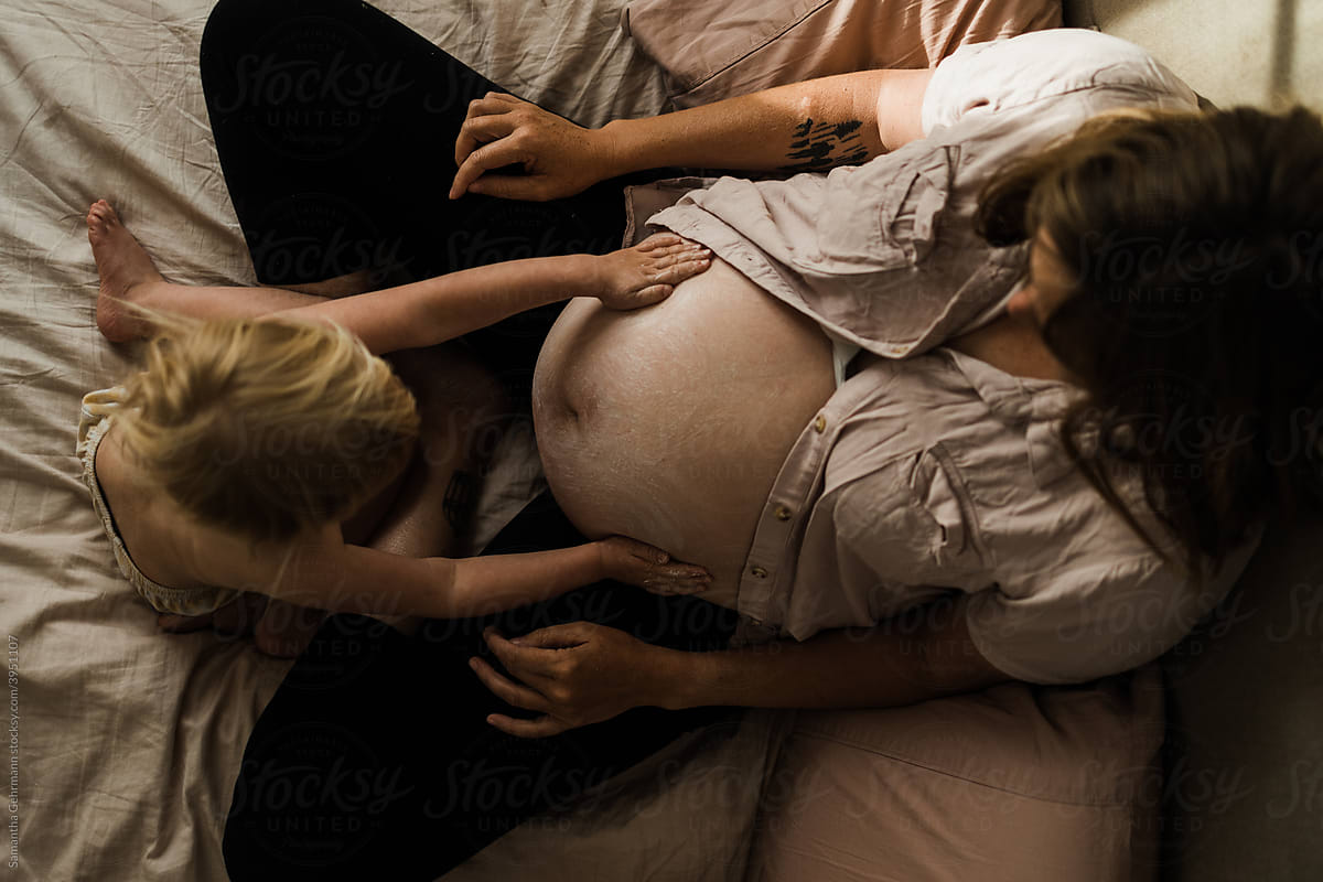 toddler moisturises mothers pregnant stomach