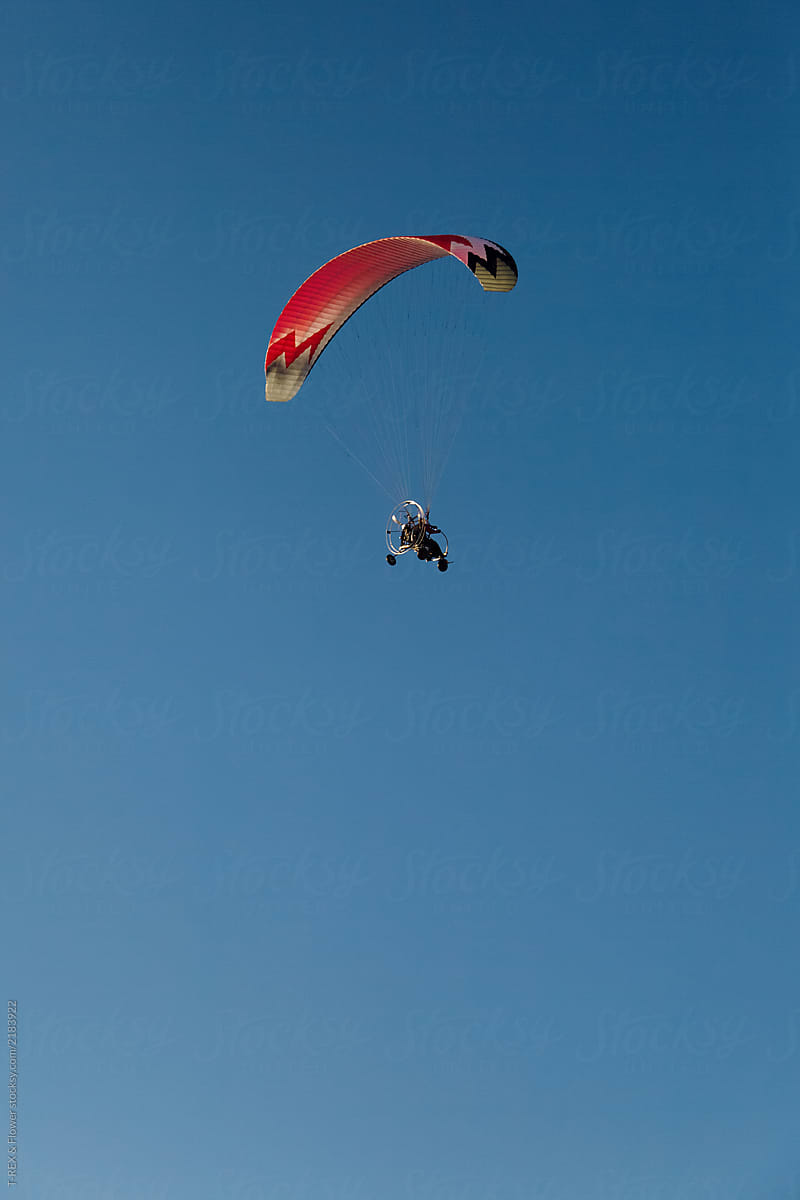 Person doing flight on paraglider