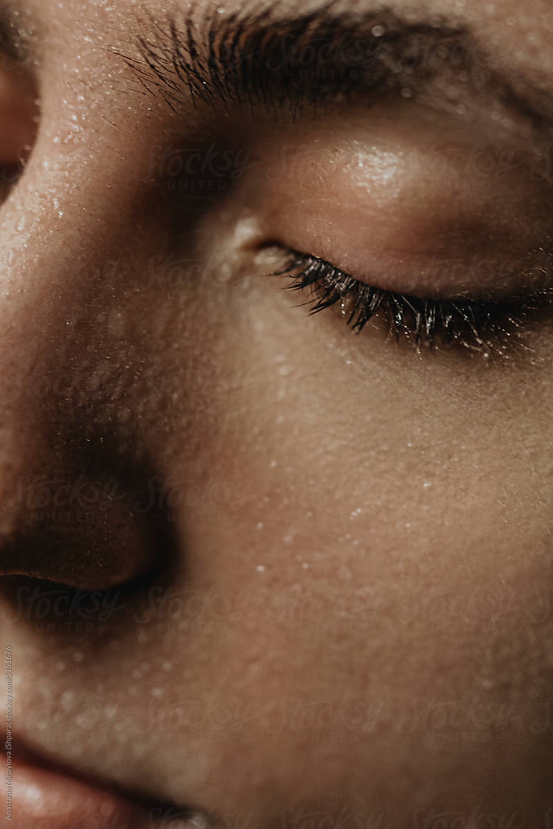 Close Up woman\'s portrait with brown eyes and water drops