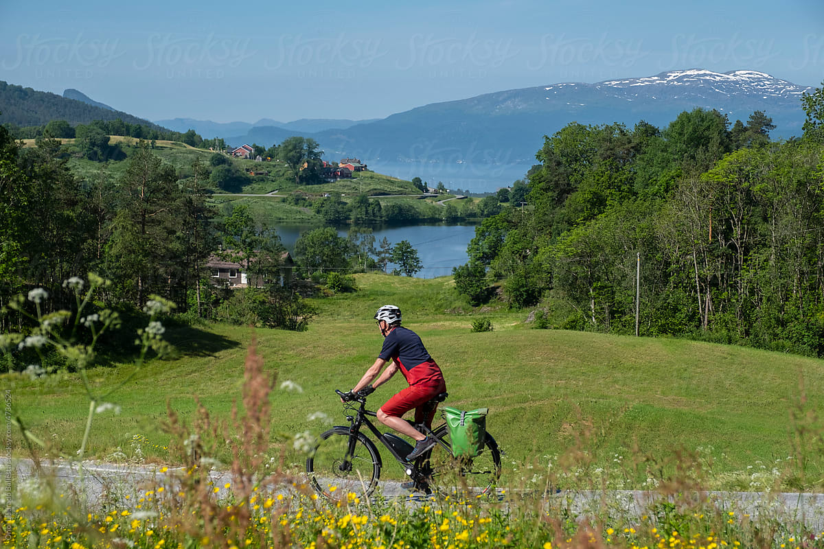 A man enjoying retirement, doing an bicycle route through Norway.