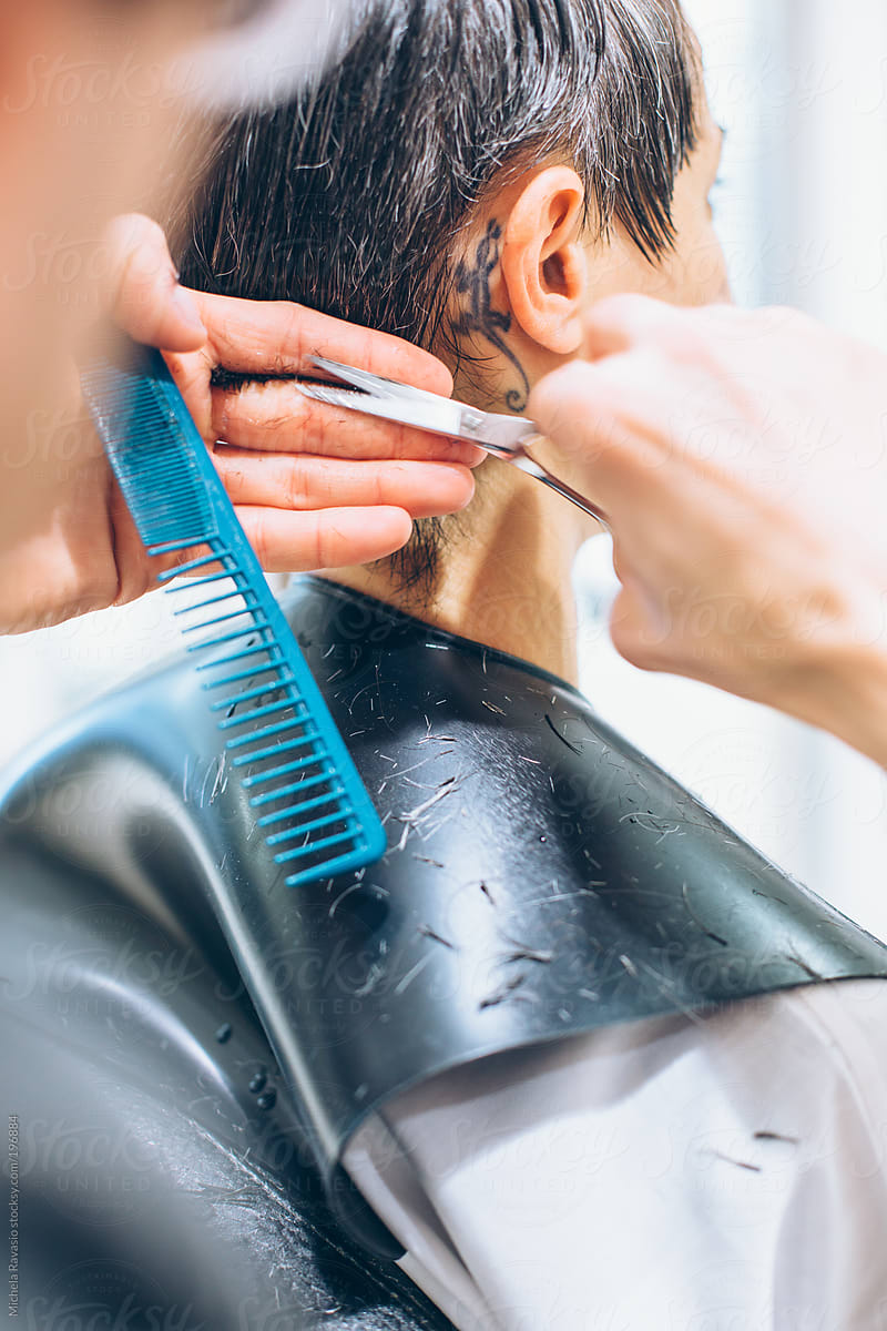 Hairdresser cutting woman\'s hair