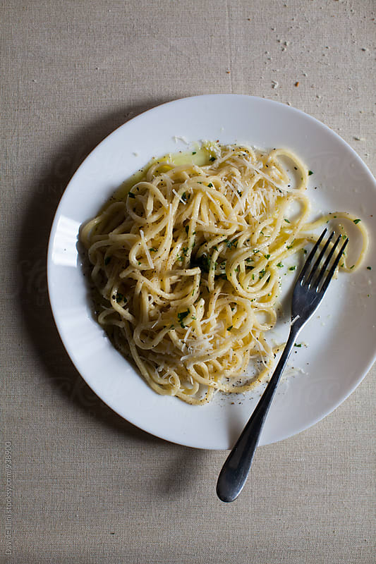 Spaghetti with olive oil and parmesan cheese