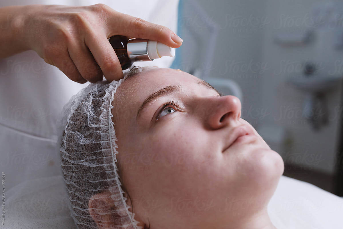 Doctor preparing and cleansing skin to therapy.