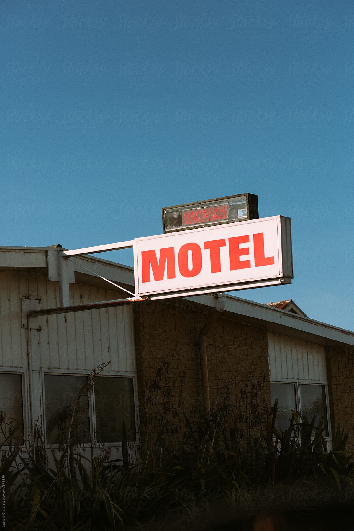 A sign notifying that there is empty rooms at the motel