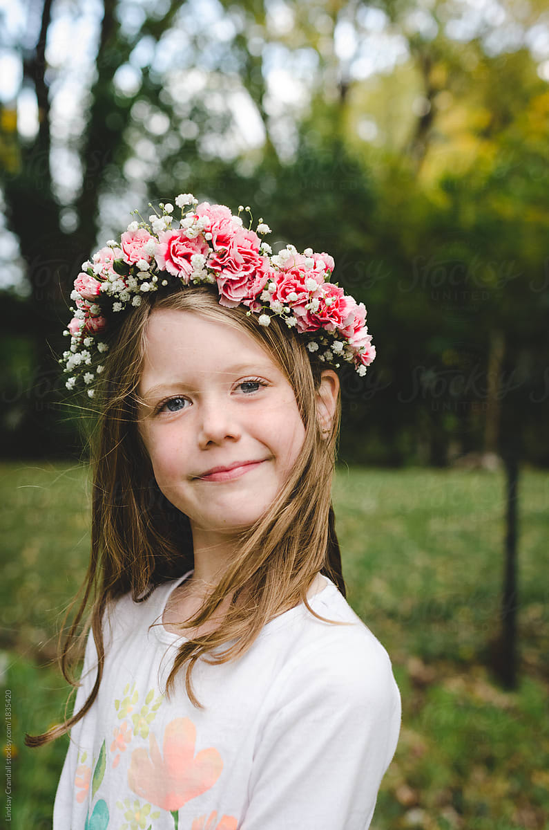 Cute Girl Modeling A Flower Crown Del Colaborador De Stocksy Lindsay 7111