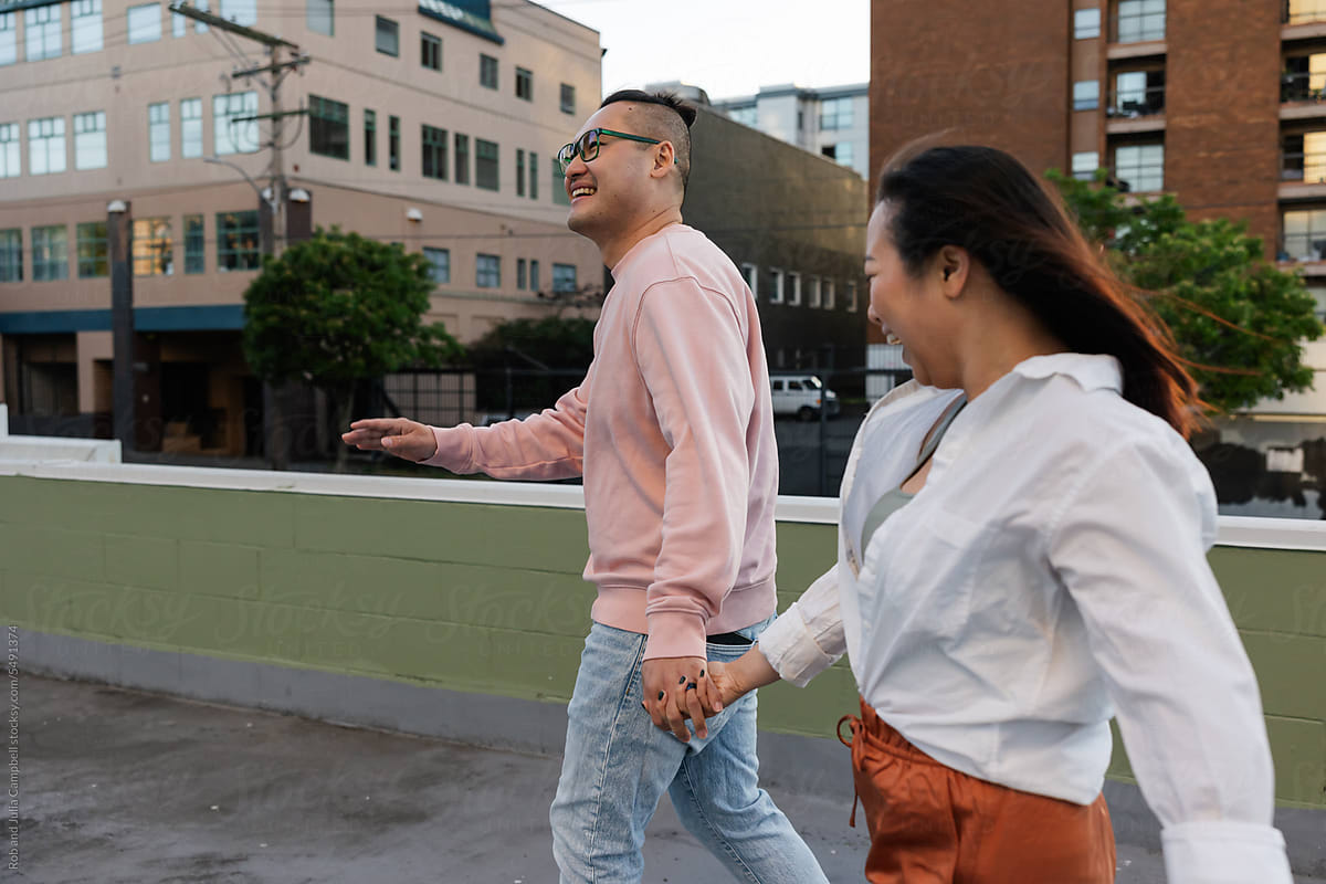 Couple walking together in the city.