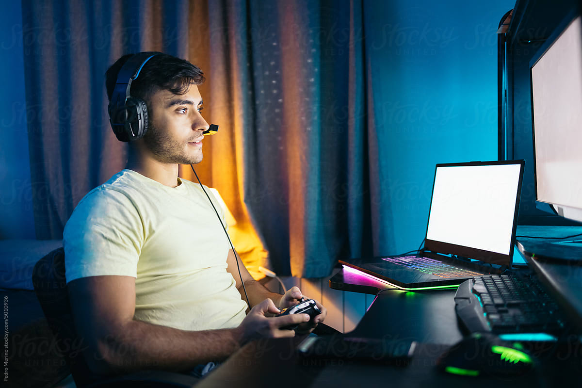 Gamer playing multi-screen video games online