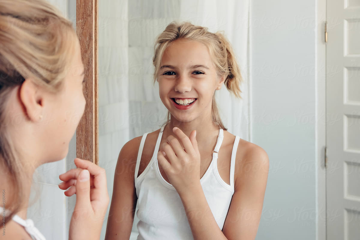 Ver Lovely Girl Posing In Mirror Del Colaborador De Stocksy Vera