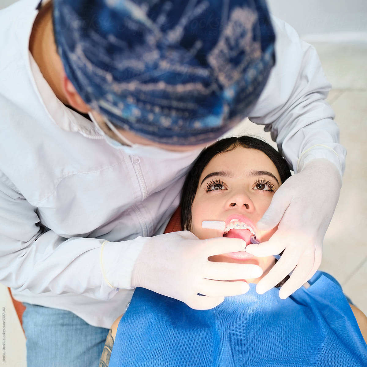 Patient and dentist in a dental intervention